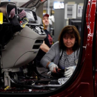 Una trabajadora en una planta de fabricación de automóviles.-/ REBECCA COOK