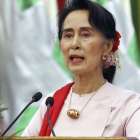 Aung San Suu Kyi, durante un discurso en Naypyitaw (Birmania), el 11 de agosto.-AP / AUNG SHINE OO