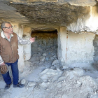 Victoriano Aguado explica cómo se distribuía una casa cueva, donde residió más de diez años.-J. M. LOSTAU