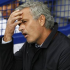 Mourinho se lamenta durante el partido en el campo del Everton.-Foto: REUTERS / ED SYKES