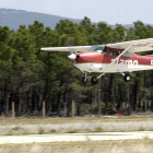 Aterrizaje de uno de los vuelos de vigilancia de Avimón. / VALENTÍN GUISANDE-