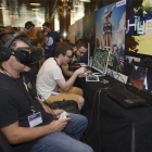 Desarrolladores en Gamelab con gafas de realidad virtual.-MÓNICA TUDELA