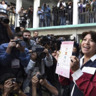 La candidata del partido Morena, Delfina Gómez, en el colegio electoral donde ha votado.-AP / DANIEL AGUILAR