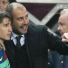 Bojan escucha las indicaciones de Pep Guardiola en un partido de Liga en Gijón, el 13 de febrero del 2011.-