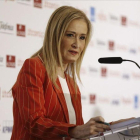 La presidenta de Madrid, Cristina Cifuentes, en una intervención pública reciente en un desayuno informativo en Madrid.-PACO CAMPOS / EFE