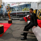 El presentador de la gala, Jimmy Kimmel, posa para la prensa, sentado sobre la alfombra roja de los 68º premios Emmy, aún enrollada.-MARIO ANZUONI / REUTERS