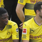 Ousmane Dembélé, junto a Gonzalo Castro, en la foto oficial del Dortmund-EFE