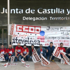 Protesta de los trabajadores de la ITV en Soria frente a la Delegación de la Junta, en una imagen de ayer por la mañana.-ALVARO MARTÍNEZ