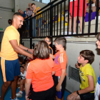 Sergio Asenjo durante la visita a los niños de su campus.-ÁLVARO MARTINEZ