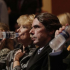 Pablo Casado, en primer término, con José María Aznar y Esperanza Aguirre, en un acto de Nuevas Generaciones en noviembre del 2008.-/ DAVID CASTRO
