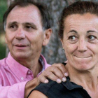Dolores Fernández Ochoa y Adrián Federighi, hermana y cuñado de la desaparecida, atienden a los medios en Cercedilla (Madrid), donde continúa la búsqueda de Blanca.-EFE / RODRIGO JIMÉNEZ