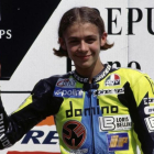 Valentino Rossi, con 17 años, saluda desde el podio de Brno-1996.-MILAGRO / GIGI SOLDANO