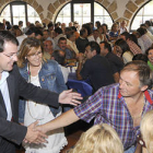 Fernández Mañueco saluda a unos de los miembros del PP en la comida del Día del Interventor. / V.G-