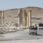 Soldados sirios circulan entre las ruinas de Palmira tras expulsar a los yihadistas del Estado Islámico.,-OMAR SANADIKI / REUTERS