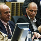 El ministro español de Economía y Competitividad, Luis de Guindos (i), y el ministro de Finanzas griego, Yanis Varufakis (d), asisten a una reunión de los ministros de Finanzas del Eurogrupo en la sede del Consejo Europeo de Bruselas.-Foto: EFE