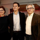 Albert Rivera, este sábado en Estella (Navarra), junto a la número dos de la lista de Ciudadanos para las elecciones europeas, Maite Pagazaurtundua, y el candidato Carlos Pérez Nievas.-