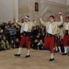 San Leonardo de Yagüe celebró el sábado el día de las Candelas con su tradicional danza del paloteo. La danza tiene un origen incierto, aunque son muchos los historiadores que le atribuyen un origen celtíbero. La danza se desarrolla en el interior de la iglesia, donde solo los hombres, pertrechados de sus palotes, llevan a cabo las once danzas que aún perduran.