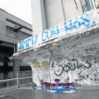 Flores, banderas y velas, en homenaje a Jimmy colocadas en el estadio de Riazor.-EFE / CABALAR