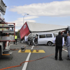 Estado de la furgoneta y del camión que colisionaron en la circunvalación en la que fallecieron tres personas.-VALENTIN GUISANDE