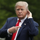 Trump, tratando de escuchar algo-YURI GRIPAS