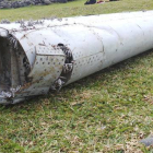 Fragmento de un ala del avión malasio desaparecido en el Índico en marzo del 2014.-Foto: EFE