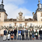 Alonso y Medina posan junto a los alumnos y docentes de ‘Burgo único’.-JUNTA