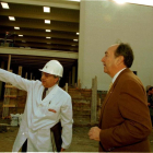 Antoni Pont (derecha) presidente de Borges en la presentación de la fábrica de Reus.-EL PERIÓDICO / ARCHIVO