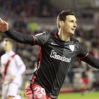 Aduriz celebra un gol, esta temporada.-EFE / VICTOR LERENA