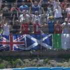 Valentino Rossi celebra con la grada su victoria en Jerez.-MIRCO LAZZARI