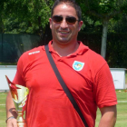 Sergio Jiménez con el trofeo de la Gasteiz Cup del año pasado.-