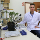 El investigador Carlos Frey en uno de los laboratorios de la Universidad de León. EL MUNDO