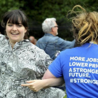 Dos mujeres participan en un baile durante un acto de apoyo a la campaña por la permanencia en Europa, en Edimburgo, el 22 de junio.-REUTERS / CLODAGH KILCOYNE