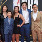 Joe Tsai (d), nuevo propietario de los Nets, junto a su familia.-AFP