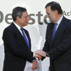 El presidente del Gobierno, Mariano Rajoy, saluda al presidente del Banco Central Europeo (BCE), Mario Draghi en los actos del Centenario Deusto Business School.-EFE / JUAN CARLOS HIDALGO