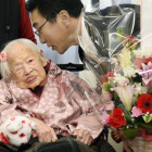 La japonesa Misao Okawa celebrando su cumpleaños con su familia en Japón.-Foto: AP