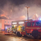 Los bomberos trabajan en la extinción del incendio del edificio que debía acoger a refugiados en Bautzen.-AFP / RICO LOEB