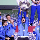 Del Potro levanta el trofeo de la Copa Davis que ganó Argentina a Croacia en el 2016.-