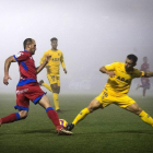 Unai Medina recibe la entrada de Bellvís en un momento del partido disputado el domingo entre Numancia y Alcorcón y bajo una densa niebla.-ÁREA 11