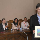 El matemático Carlos Beltrán recibe el premio José Luis Rubio de manos de  Adolfo Quirós. / VALENTÍN GUISANDE-