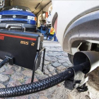 Prueba de emisiones de gases de un vehículo de Volkswagen.-EFE / PATRICK PAUL
