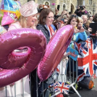 La reina Isabel saluda este jueves al público que la ha esperado junto al castillo de Windsor para felicitarla por su 90º aniversario.-AFP / JOHN STILLWELL