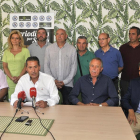 De izquierda a derecha, sentados, Santiago Iturmendi, José Sanz, José Antonio de Miguel y Pedro Asensio. Detrás, otros asistentes.-V.G.