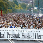 Manifestación de familiares de presos etarras reivindicando un cambio de política penitenciaria, en San Sebastián.-EFE/ JUAN HERRERO