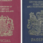 Combo de imágenes del actual pasaporte (izquierda) y del futuro documento del Reino Unido.-/ AFP