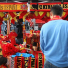 Un puesto de venta de objetos de la selección española junto al Vicente Calderón.-DAVID CASTRO