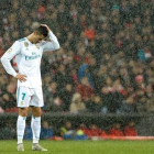 ristiano Ronaldo, desolado bajo la lluvia en San Mamés.-/ AFP / ANDER GILLENEA