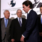 Aznar y Rajoy evidencian la frialdad entre ambos en un acto de homenaje a Mario Vargas Llosa, el pasado marzo, en Madrid.-DAVID CASTRO