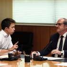Los candidatos del PSOE y Más Madrid a la Comunidad, Ángel Gabilondo e Íñigo Errejón, durante la reunión de este jueves en la Asamblea de Madrid.-VICTOR LERENA (EFE)