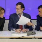 El presidente del PP, Mariano Rajoy, junto con otros miembros de la dirección conservadora este lunes en el Comité Ejecutivo popular.-JOSÉ LUIS ROCA