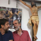 Javier Bardem (izquierda) y Willy Toledo, en la parroquia roja de Vallecas (Madrid).-DAVID CASTRO